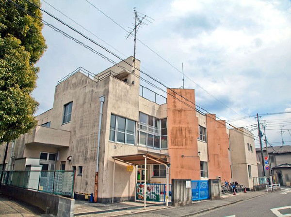 周辺環境:おおくぼ保育園(「健康な体・豊かな感性・たしかな認識」をはぐくむために、そして人格形成の礎を培うために、自然や文化とかかわり、友だちや地域の人たちとふれ合う体験を大切にしています。)