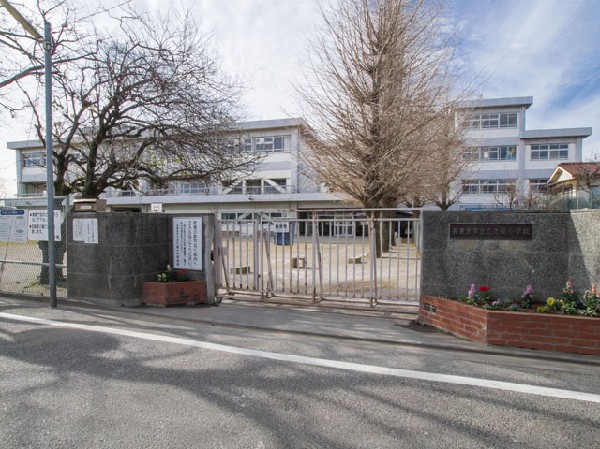 周辺環境:西東京市立芝久保小学校(市の教育委員会または文部科学省からたびたび、学力向上フロンティアスクールや教育推進校などの指定を受けている小学校です。)