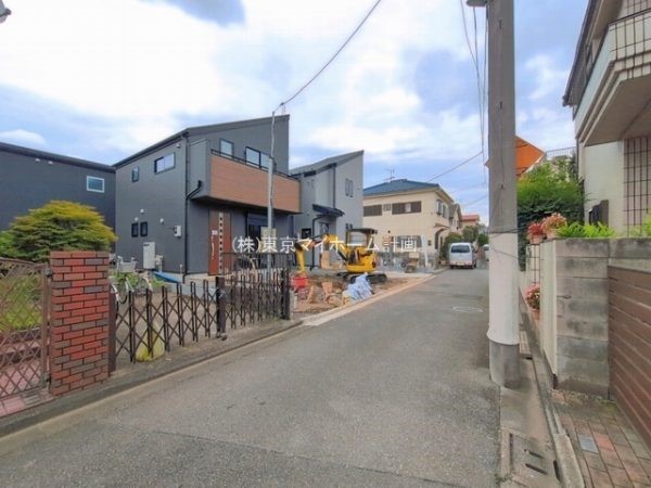 外観:前面道路含む現地外観写真