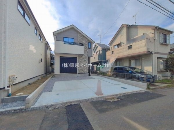 外観:前面道路含む現地外観写真