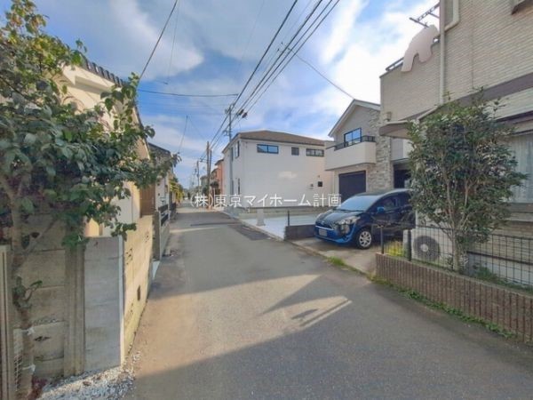 外観:前面道路含む現地外観写真