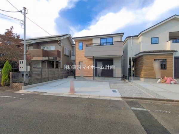 外観:前面道路含む現地外観写真