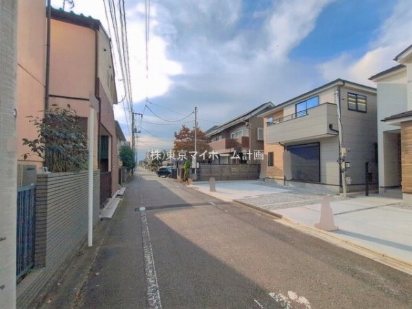 外観:前面道路含む現地外観写真