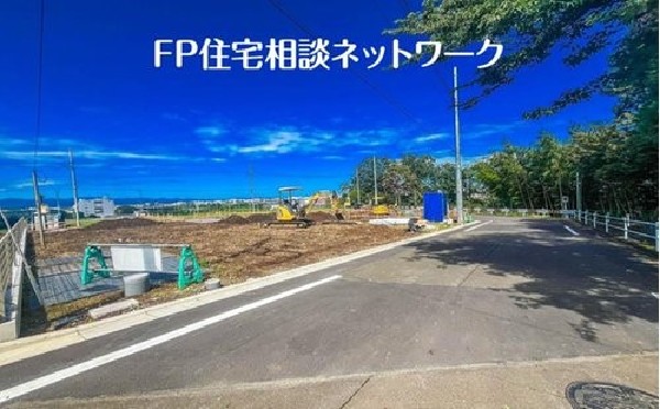 外観:前面道路含む現地外観写真（建築中）