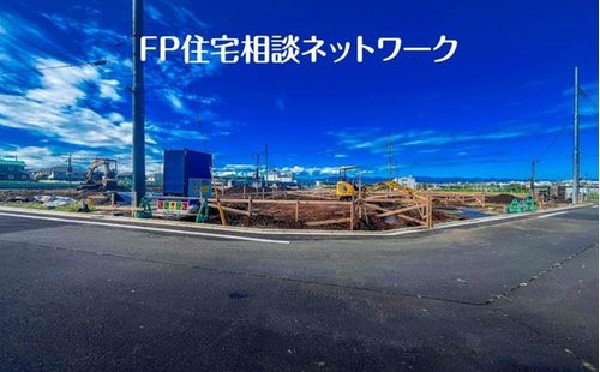 外観:前面道路含む現地外観写真（建築中）