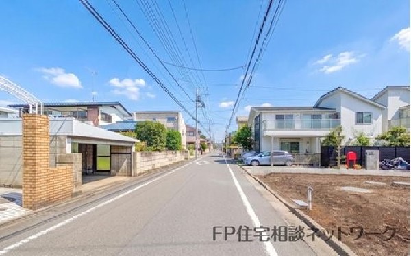 外観:前面道路含む現地写真