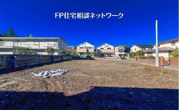 外観:前面道路含む現地土地写真