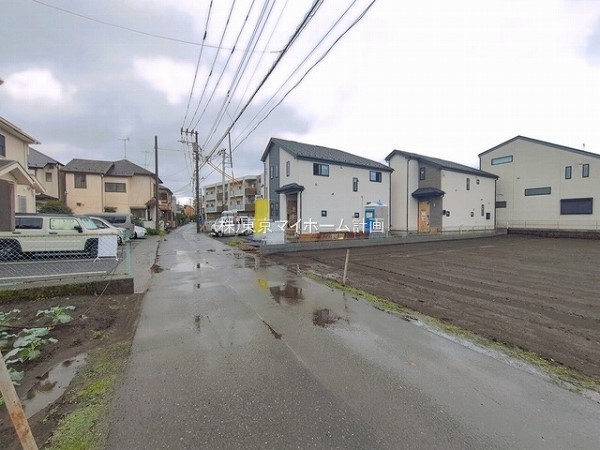 外観:前面道路含む現地外観写真