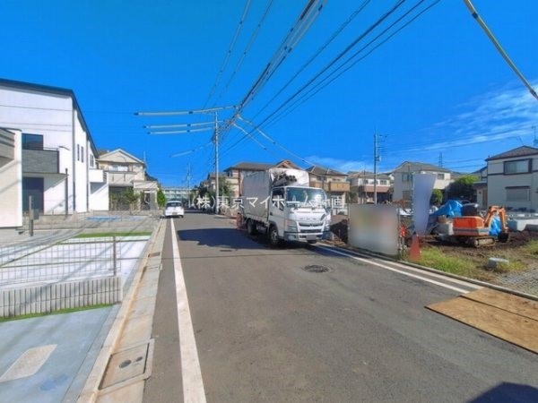 外観:前面道路含む現地外観写真（建築中）