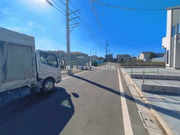 外観:前面道路含む現地外観写真（建築中）