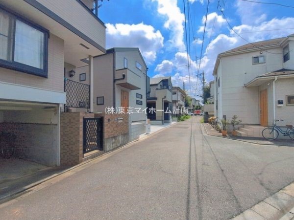 外観:前面道路含む現地外観写真