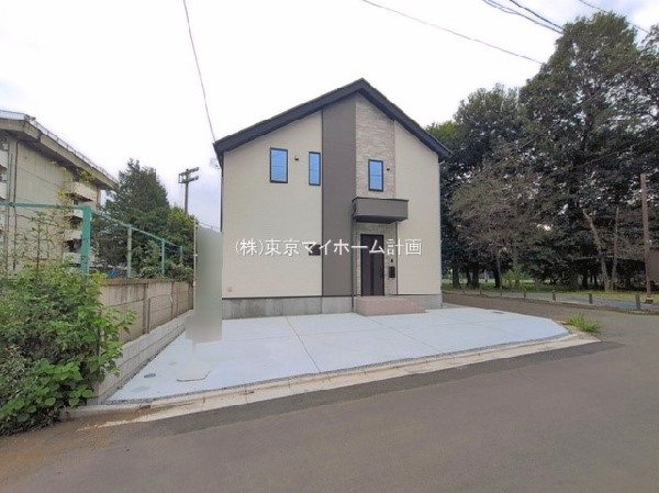 外観:前面道路含む現地外観写真