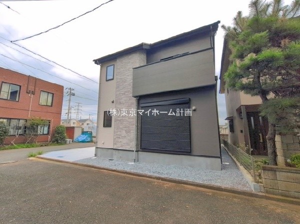 外観:前面道路含む現地外観写真