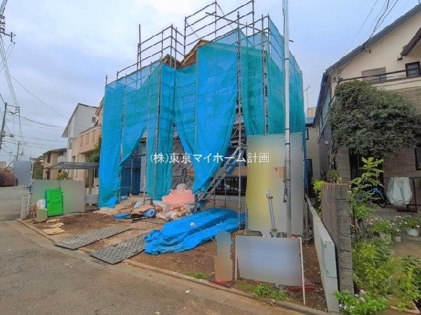 外観:前面道路含む現地外観写真（建築中）
