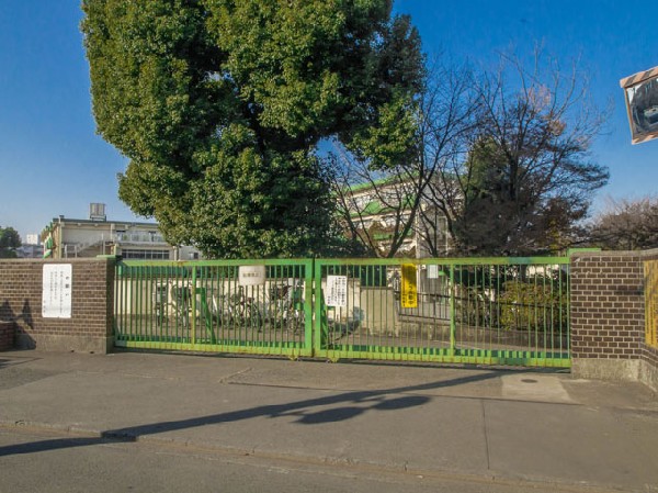 周辺環境:小金井市立緑小学校(「みんなが輝く緑小」を目指して、児童一人一人を大切にした学校づくりに努めます。)