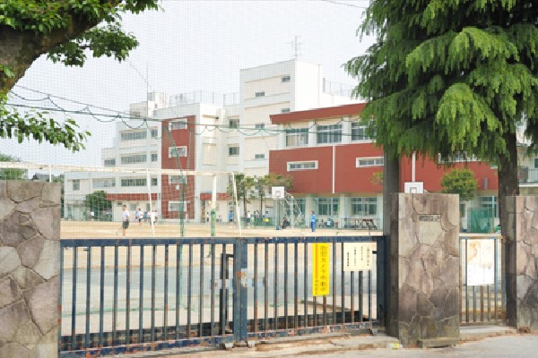 周辺環境:小金井市立緑中学校(合唱のうまさは、ことに有名であり、NHK全国学校音楽コンクールでは出場常連校として名を馳せています。部活動も盛んで、剣道部やバスケット部などは各大会でよい成績を収めています。)
