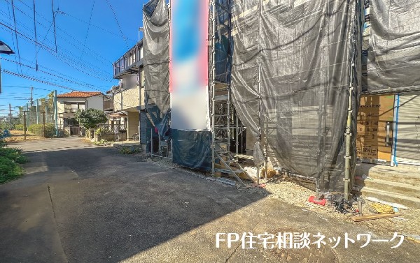外観:前面道路含む現地外観写真（建築中）