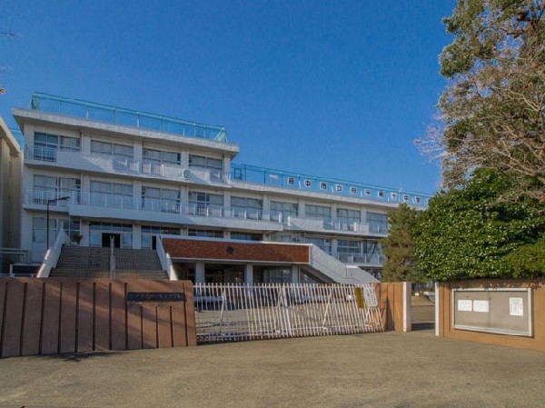 周辺環境:府中市立府中第十中学校(府中第十中学校は、「明るい挨拶、きれいな学校」を合い言葉に、生徒と教員が笑顔で明るく気持ちの良い挨拶を交わし信頼関係を創り上げている学校です。)