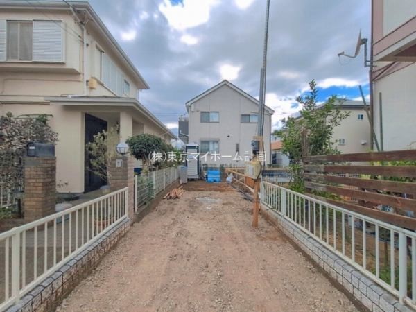 外観:前面道路含む現地外観写真（建築中）